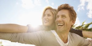 HAPPY-COUPLE-300x150 چگونه شاد زندگی کنیم